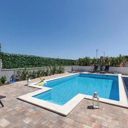 Three-bedroom In Appartamento Spalato