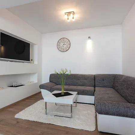 Three-bedroom In Appartement